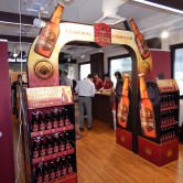 ゲートも段ボールで制作し、全体の色調をコーディネートしたキャンペーン(左)