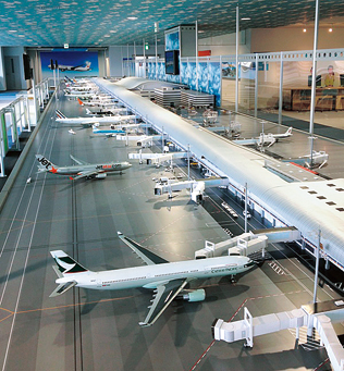 全長約30mの関西国際空港のジオラマを1人で制作（飛行機は除く）