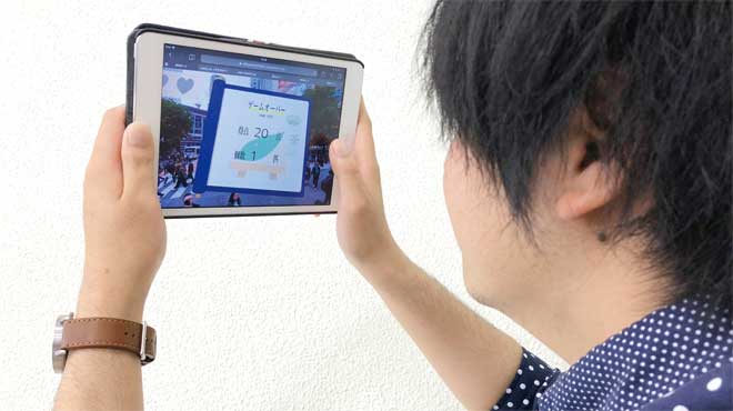 実際にWebVR を体験している様子。ゴーグルをつけなくても、タブレットやスマートフォンをかざすだけでVR 体験ができる
