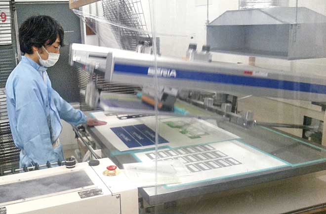 スクリーン印刷機を駆使して印刷。技術が求められる現場である
