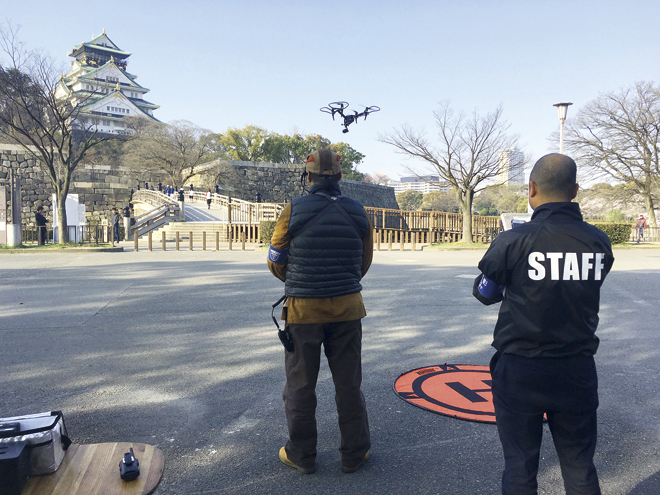 ドローンを操作するスタッフ
