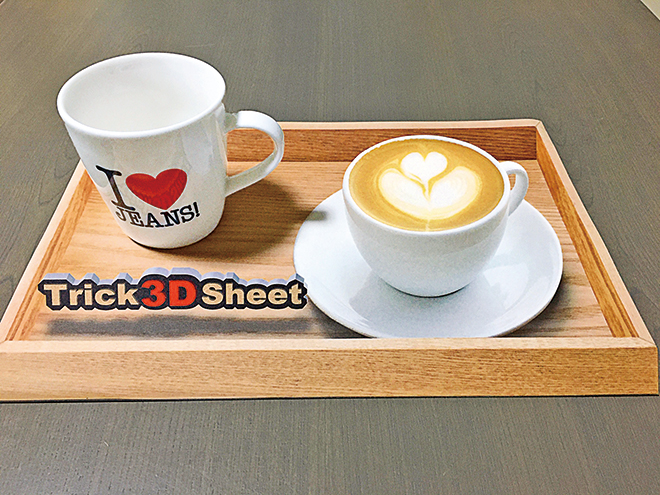 「3D トリックアートプリント」左のカップのみが本物で、右のカップ含めその他は全て平面印刷