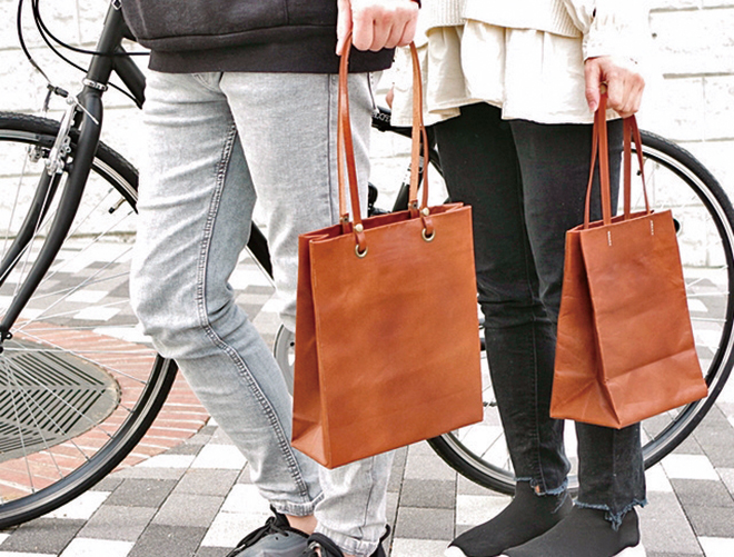 販売された皮革のバッグ<br/>右=A大容量タイプ(高さ約25cm×幅約19.5cm×マチ約12cm)<br/>左=B機能性タイプ (高さ約26cm×幅約23cm×マチ約7.5cm)