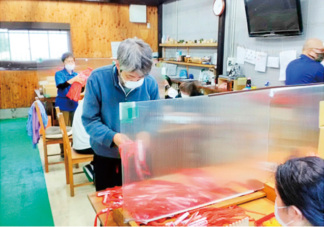 障がい者福祉施設の人たちが1個1個手作りする